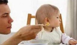 宝宝吃瓜吃得真棒,健康成长每一天