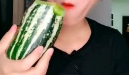 静静在家乡吃瓜