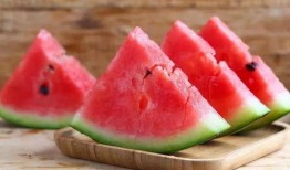 吃瓜喝水减肥