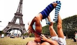 吃瓜动作表演图片