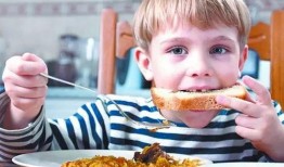 儿童猜拳吃瓜图片,小手一挥，瓜果笑纳——儿童猜拳吃瓜欢乐瞬间