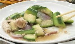 静静在家乡吃瓜