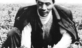 焦裕禄在田里吃瓜,践行为民初心