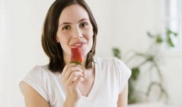 信阳头条少女吃瓜,揭秘当地热点事件