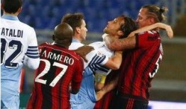 ac米兰大叔吃瓜,揭秘球场背后的故事