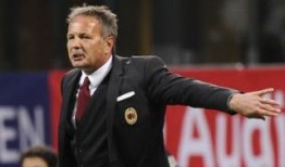 ac米兰大叔吃瓜,揭秘球场背后的故事