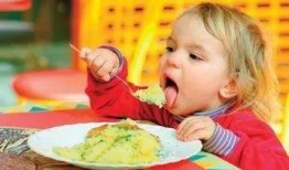 儿童猜拳吃瓜图片,小手一挥，瓜果笑纳——儿童猜拳吃瓜欢乐瞬间